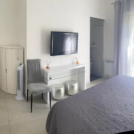 Les Yuccas - Pool - Sea View